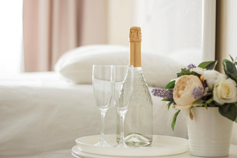 眼镜瓶香槟酒店房间约会浪漫度蜜月情人节一天