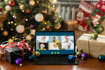 大家庭<strong>唱歌</strong>圣诞节首歌平板电脑相机在线视频调用微笑父母<strong>孩子</strong>们快乐的家庭祝贺亲戚快乐一年在线