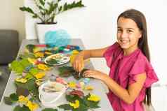 女孩绘画秋天黄色的叶子水粉画孩子们艺术孩子们创造力秋天艺术