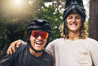 朋友采取自拍骑自行车自然小道森林肖像骑自行车的人但瑞典挪威微笑穿山骑自行车头盔自行车骑公园