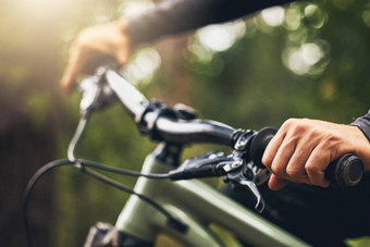森林山骑自行车树手手把特写镜头散景健身健康男人。自行车户外冒险小道自然自由锻炼骑自行车公园夏天一天