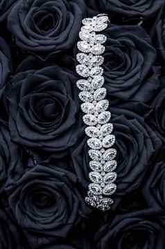 奢侈品钻石珠宝手镯黑色的玫瑰花爱礼物情人节一天珠宝品牌假期背景设计