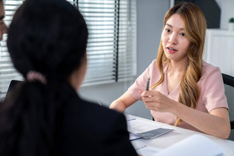 年轻的女亚洲候选人留下深刻印象面试官主管