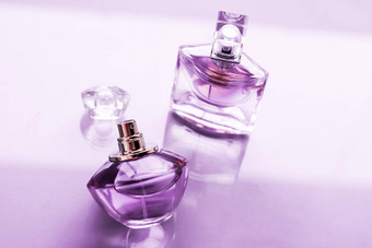 紫色的<strong>香水</strong>瓶光滑的背景甜蜜的花气味魅力香味水<strong>香水</strong>假期礼物奢侈品美化妆品品牌设计