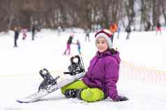 滑雪板冬天体育运动可爱的女孩滑雪板幻灯片冬天自然