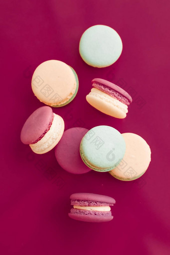 法国蛋白杏仁饼樱桃粉红色的背景巴黎别致的咖啡馆甜点甜蜜的食物蛋糕macaron奢侈品糖果品牌假期背景设计