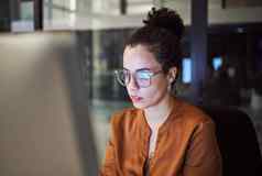 女人阅读眼镜反射办公室晚上工作电脑电子邮件规划业务时间表女工人科技屏幕加班网络研究黑暗公司工作场所
