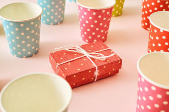 平躺作文明亮的粉红色的礼物盒子喝吸管丝带五彩纸屑
