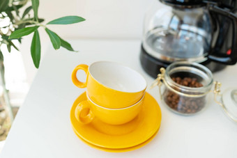 美丽的早....过程使咖啡自动滴咖啡制造商站黄色的杯白色表格电厨房小家庭电器