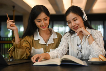 集中亚洲学生准备考试<strong>学习大学图书馆</strong>教育人技术概念