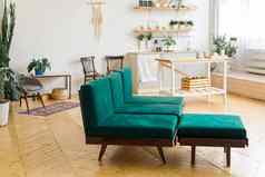 时尚的首页室内绿色沙发斯堪的那维亚风格厨房背景棕色（的）木木条镶花之地板