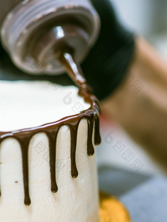 蛋糕设计师滴玻璃<strong>巧克力巧克力</strong>酱奶油白色光<strong>滑</strong>的蛋糕