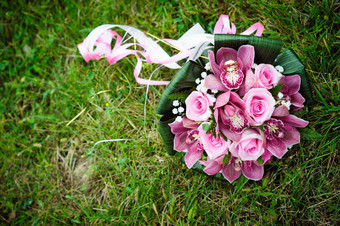 新娘婚礼花束花婚礼花束粉红色的玫瑰说谎草
