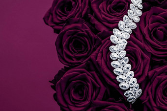 奢侈品<strong>钻石</strong>珠宝手镯紫色的玫瑰花爱礼物<strong>情人节</strong>一天珠宝品牌假期背景设计