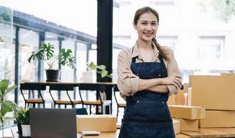 肖像亚洲年轻的女人锻造工作盒子首页工作场所启动小业务老板小业务企业家锻造自由业务在线交付概念