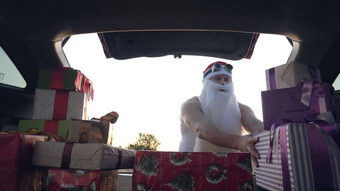 圣诞老人老人交付礼物礼物圣诞老人交付服务送货人加载盒子礼物盒子车漂亮的包装包裹视图内部车捐赠慈善机构交付概念