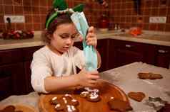 可爱的孩子女孩挤压糖衣烘焙袋姜饼饼干装修糕点釉圣诞节