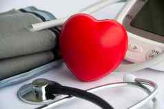 听诊器心形状数字血压力监控白色背景