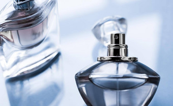 蓝色的香水瓶光滑的背景甜蜜的花气味魅力香味水香水假期礼物奢侈品美化妆品品牌设计