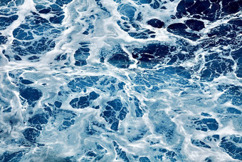 粗糙的海关闭美丽的蓝色的波很多海泡沫场景看起来关闭泡沫蓝色的海美世界