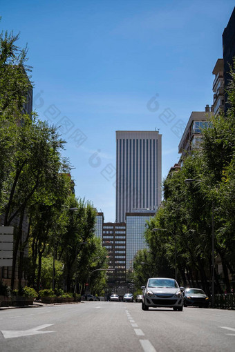 阳光明媚的一天马德里城市市中心业务建筑汽车背景路街拍摄