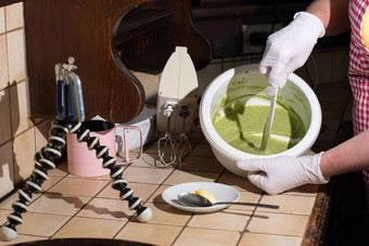 女人烹饪菠菜松饼一步一步混合成分抹刀