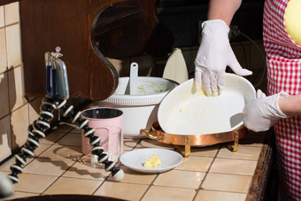 女人烹饪菠菜松饼一步一步使法国衬衫烘焙菜