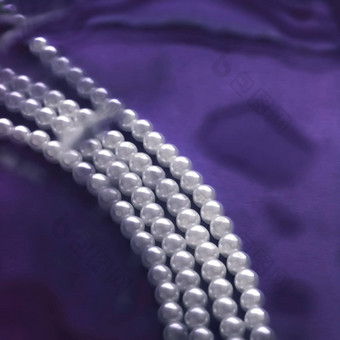 沿海珠宝时尚珍珠<strong>项链</strong>紫色的水背景魅力风格现在别致的礼物奢侈品Jewelery品牌假期横幅设计
