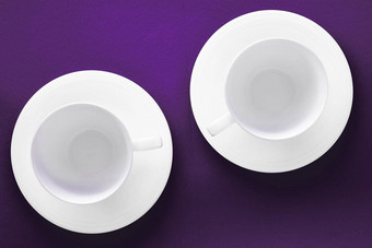 白色餐具陶器集空杯紫色的平铺背景