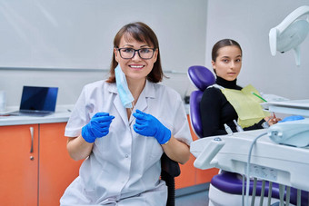 肖像女牙医女孩病人坐着牙科椅子