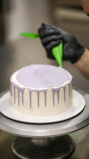 蛋糕<strong>设计师</strong>挤压管道袋淡紫色釉填充<strong>装修</strong>前甜蜜的