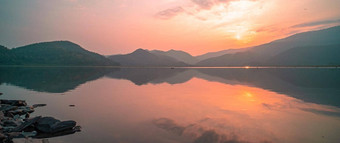 全景风景优美的山湖完美的反射日出美丽的山范围景观粉红色的柔和的天空山背景反映了水自然湖景观