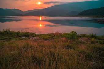 全景风景优美的山湖完美的反射日出美丽的山范围景观粉红色的柔和的天空山背景反映了水自然湖景观