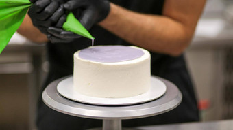 蛋糕<strong>设计师</strong>挤压管道袋淡紫色釉填充<strong>装修</strong>前甜蜜的