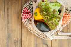 前视图贝尔辣椒西葫芦生菜可重用的袋新鲜的蔬菜生态袋木背景生态概念尊重自然