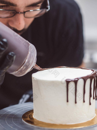 蛋糕设计师滴玻璃<strong>巧克力巧克力</strong>酱奶油白色光<strong>滑</strong>的蛋糕