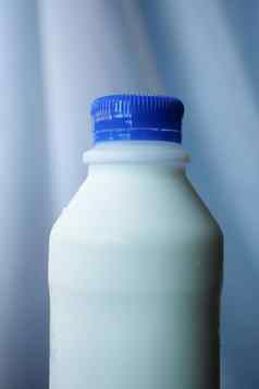 新鲜的牛奶塑料容器表格