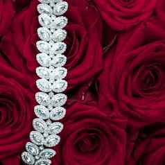 奢侈品钻石珠宝手镯红色的玫瑰花爱礼物情人节一天珠宝品牌假期背景设计