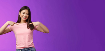 活跃的精力充沛友好的温柔的亚洲时尚的女孩介绍指出胸部自豪地微笑自负的描述<strong>成就</strong>吹牛<strong>成就</strong>站很高兴紫色的背景