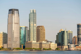视图摩天大楼较低的曼哈顿相反一边东河