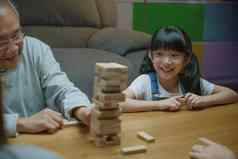 亚洲家庭享受玩玩具块女儿首页生活房间
