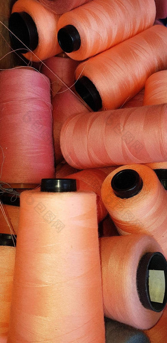 色彩斑斓的纱线轴纱管棉花羊毛亚麻线程橙色