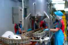 罐头鱼工厂食物行业沙丁鱼红色的番茄酱汁罐头罐输送机带食物工厂模糊工人工作食物处理生产行食物制造业行业