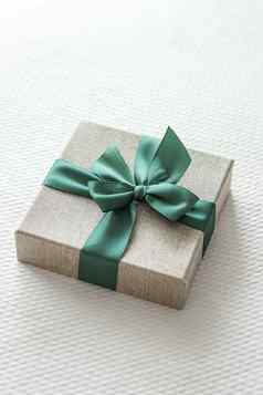 假期现在奢侈品在线购物交付包装亚麻礼物盒子绿色丝带床上卧室别致的农村风格