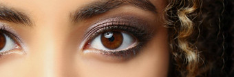拉丁美洲人美国美丽的女人棕色（的）眼睛卷曲的发型摆姿势图片