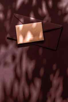 美品牌身份平铺模型设计业务卡信在线奢侈品品牌巧克力影子背景