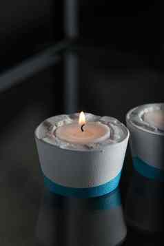 蜡烛白色蓝色的混凝土蜡烛持有人