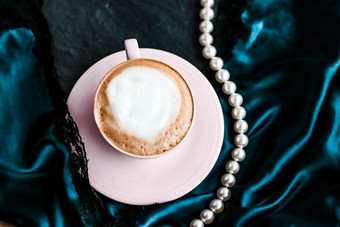 杯卡布奇诺咖啡早餐缎珍珠珠宝背景有机咖啡乳糖免费的牛奶巴黎咖啡<strong>馆</strong>奢侈品古董假期<strong>品牌</strong>
