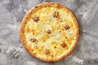 奶酪披萨马苏里拉奶酪帕尔玛爱蒙塔尔戈尔贡佐拉核桃芝麻灰色的石头背景