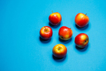红黄多汁的苹果蓝色的背景健康的营养维生素